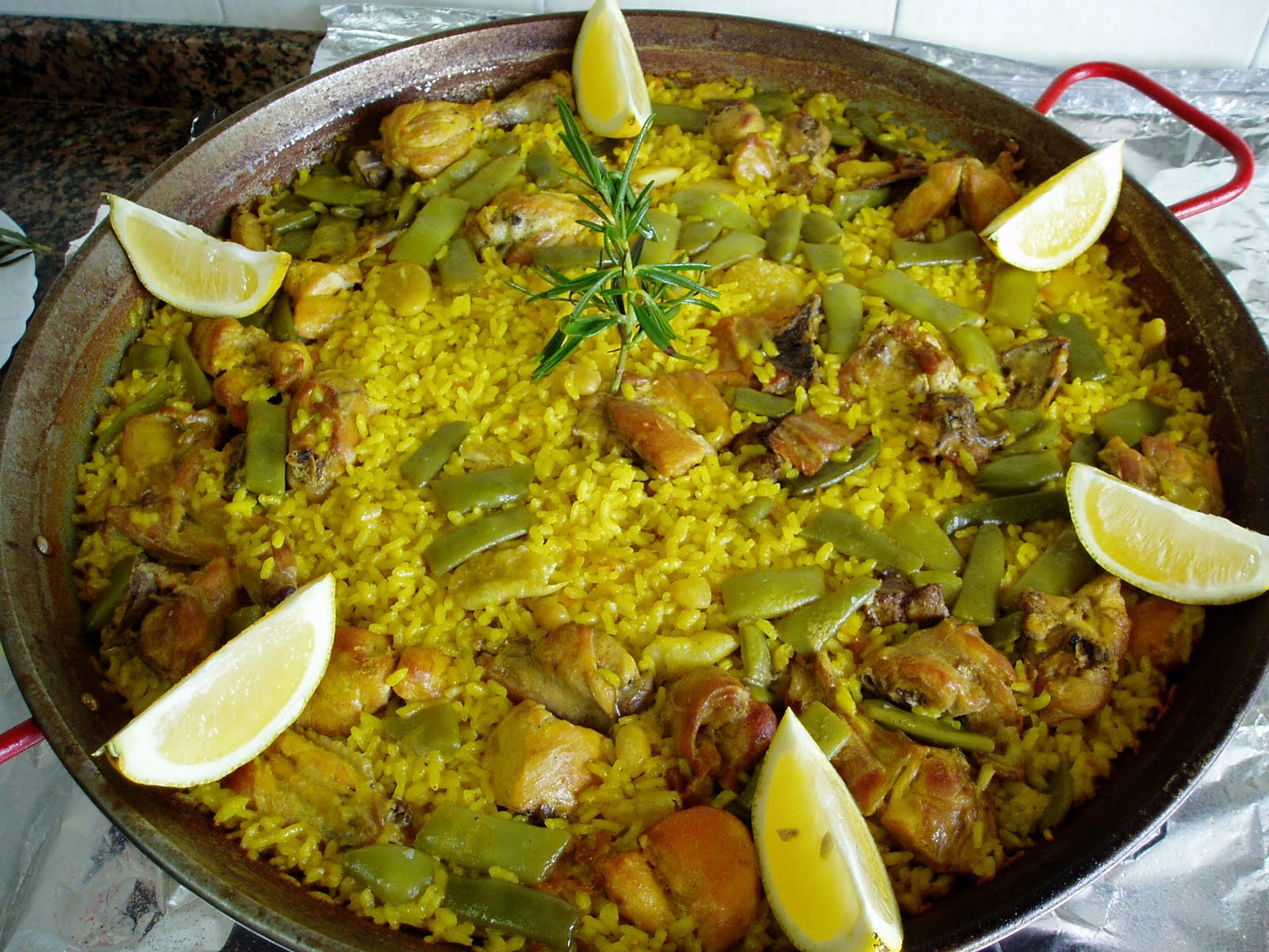 Los Cocinillas PAELLA VALENCIANA DE POLLO Y CONEJO