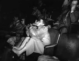 http://4.bp.blogspot.com/_GeUNMluuSv0/TGcRylLYTuI/AAAAAAAAA14/uYDnpXbCPG8/s1600/weegee-lovers.jpg