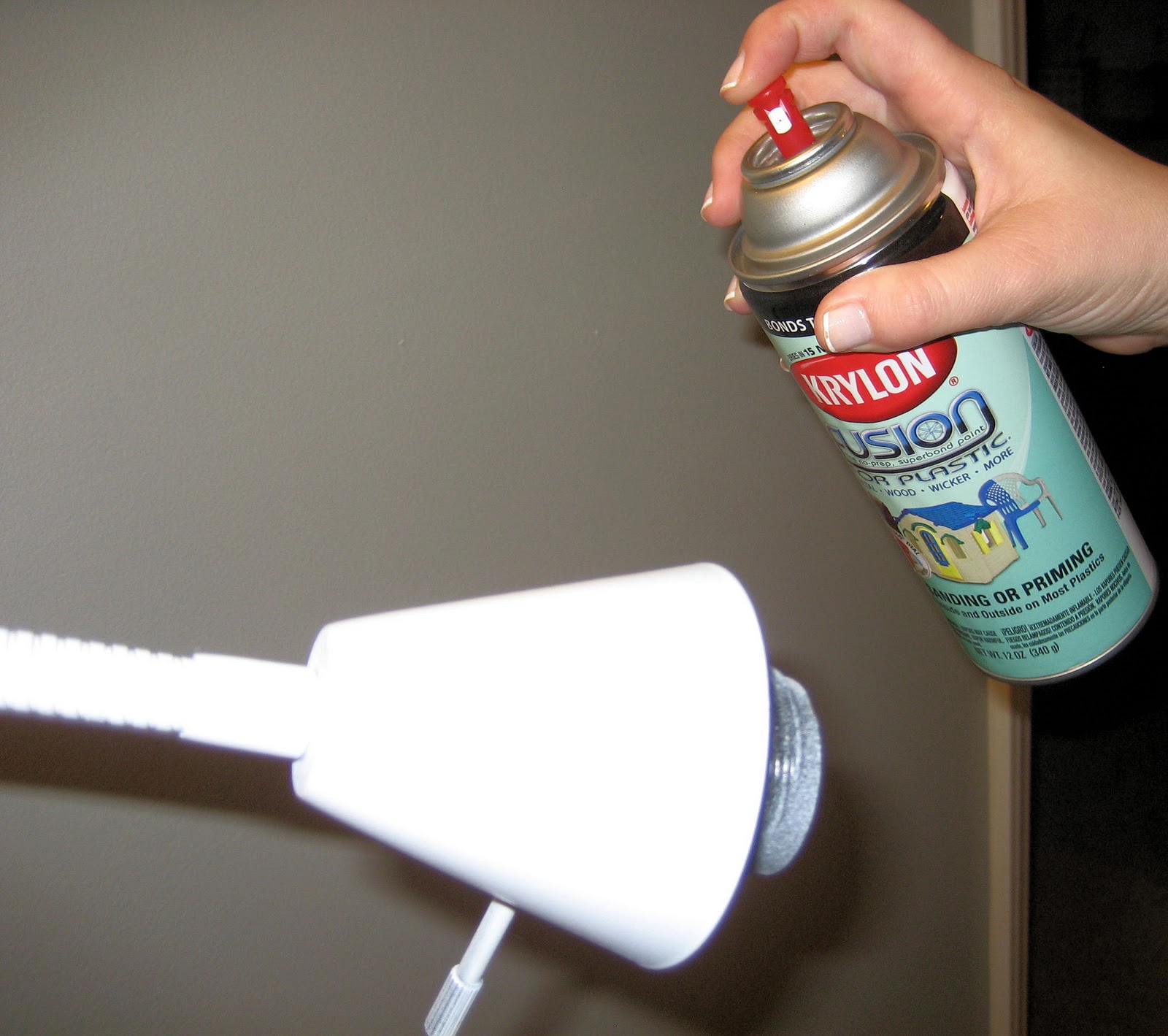 31 diy Tutorial How to transform a floor lamp with spray paint and a