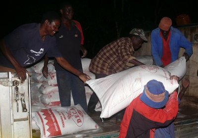 [unloading_maize_meal_smiles.jpg]