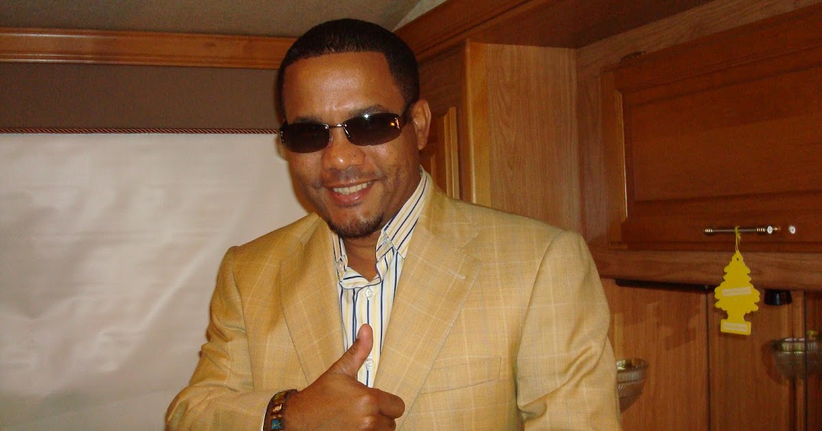 LOS HECTOR ACOSTA DONA PASAJES A MUSICOS ABANDONADOS POR