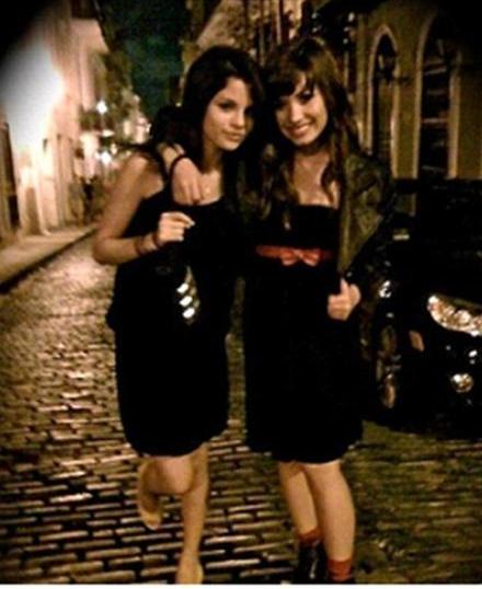 Demi+lovato+and+selena+gomez+wallpaper