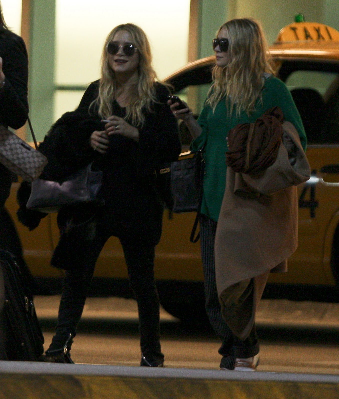 http://4.bp.blogspot.com/_GnEnUg2m1AI/TTy5eq7wvZI/AAAAAAAACiM/l2-SjZps0fw/s1600/32860_Preppie_Mary_Kate_and_Ashley_Olsen_arriving_at_Miami_International_Airport_3_122_438lo.jpg