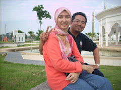 bersama tersayang di perkarangan masjid kristal