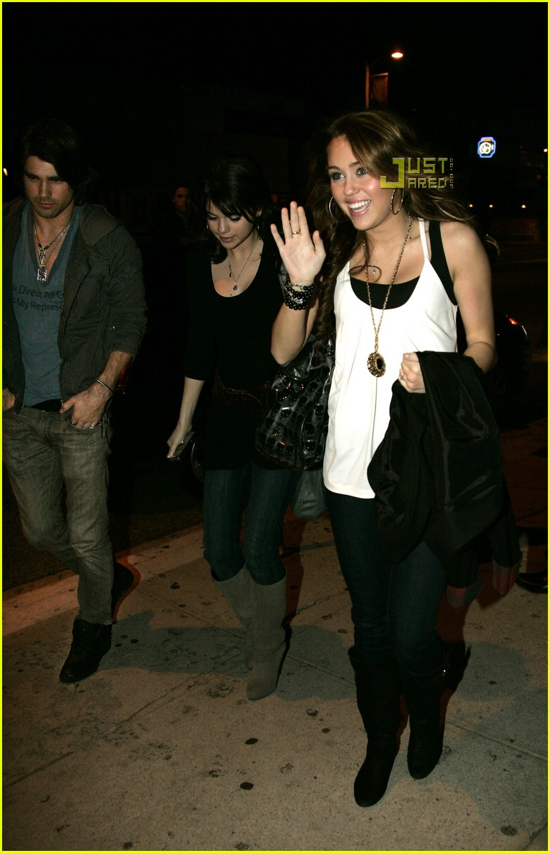 [miley-selena-demi-koi-restaurant-03.jpg]