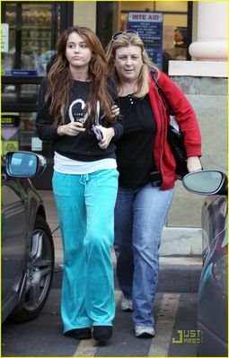 [normal_miley-cyrus-rite-aid-shopping-09.jpg]