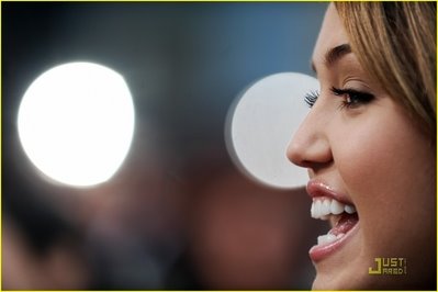 [normal_miley-cyrus-2009-oscars-10.jpg]