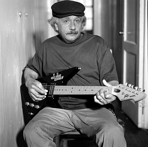 Albert Einstein con una guitarra eléctrica