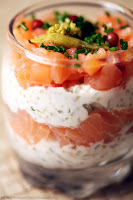 Tartare de saumon, herbes et pickles sauvages en verrine