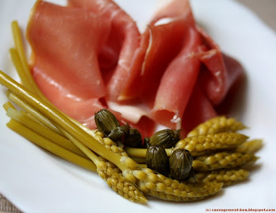 Jambon d'auvergne accompagné de pickles d'aspergette et de câpres de pissenlits Jambon d'auvergne accompagné de pickles d'aspergette et de câpres de pissenlits
