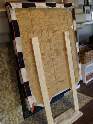 Como hacer un cabecero para la cama con tela y un tablon de madera
