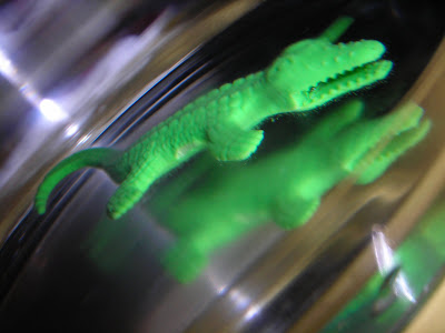 juguete, lagarto japonés que crece en el agua
