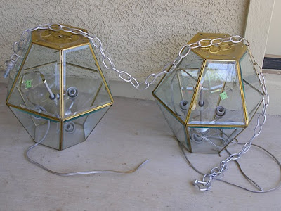 Una lámpara de techo convertida en dos soportes de velas para centro de mesa