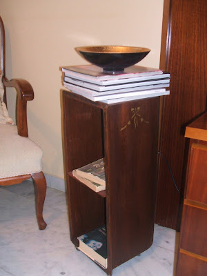 Reciclando: Una maleta de madera convertida en mesita