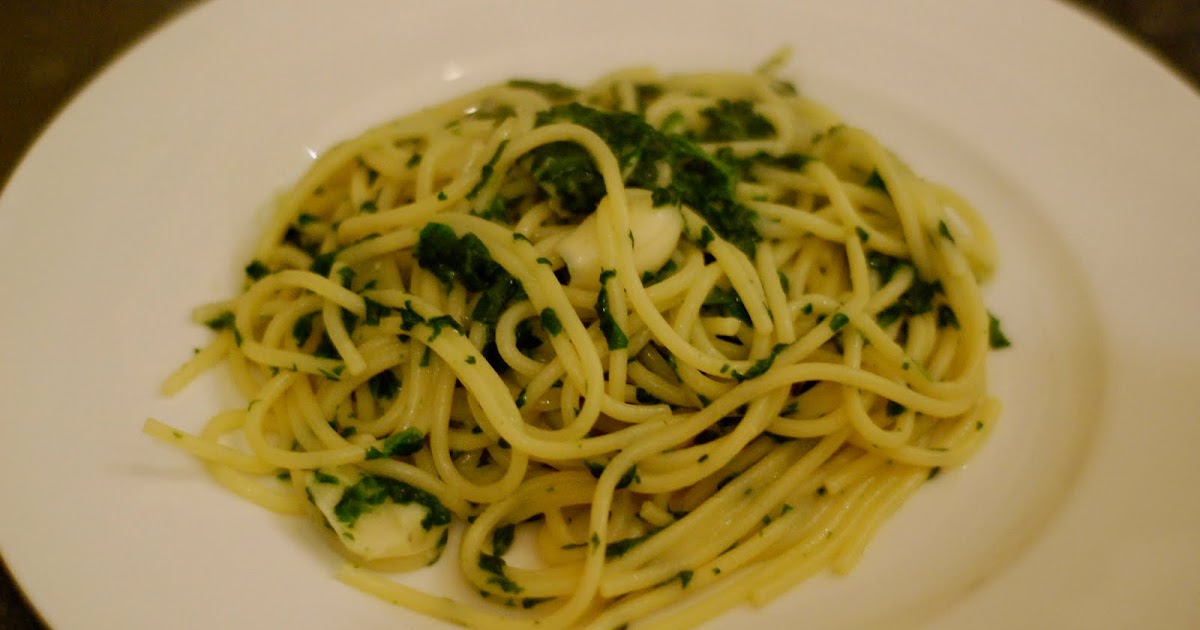 cup and table spinach garlic pasta