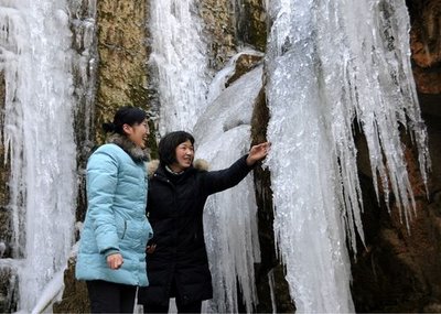 gambar foto pemandangan air terjun membeku gambar foto air terjun membeku, kumpulan foto pemandangan alam indah, keajaiban alam mempesona, gambar keajaiban Allah