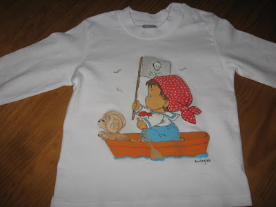T-shirt pirata no barco com cão