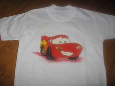 T-shirt com o carro Faísca pintada á mão