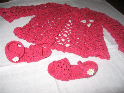 casaco e sapatinhos de bébé em crochet