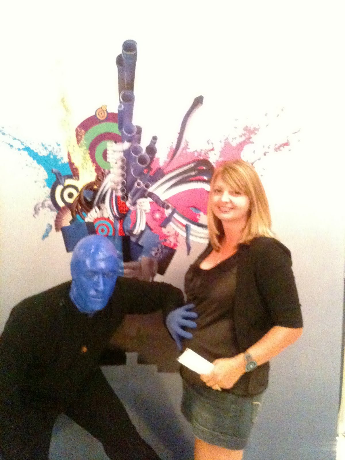 http://4.bp.blogspot.com/_H4W__ti-Bss/TLYzlTKaJOI/AAAAAAAAAlU/Lfw5Z31jq-o/s1600/Jen%2Band%2Bblue%2Bman%2Bin%2BVegas.jpg