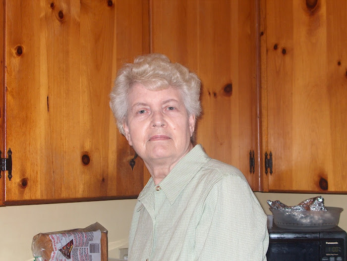 MOM IN HER KITCHEN APRIL 2007 SHE COOKED SOME AWESOME FOOD FOR HER FAMILY!