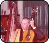 Lucas Braulio Areco, su arpa y su guitarra