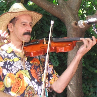 Daniel tocando el violín