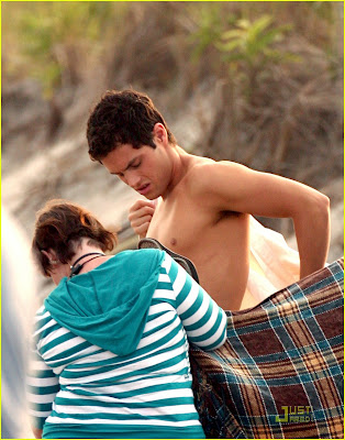 Lively amp; Badgley smooch! blake lively penn badgley kiss. Lively amp; Badgley smooch!