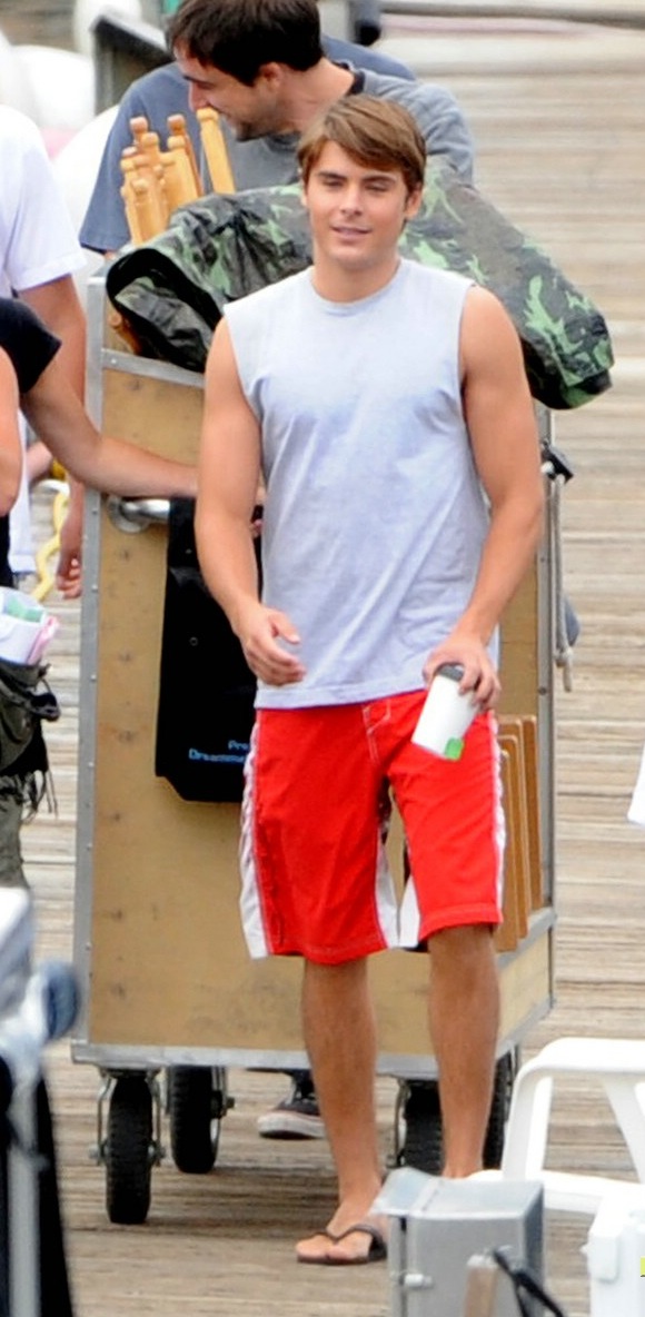 [zac-efron-smiling-st-cloud-06.jpg]