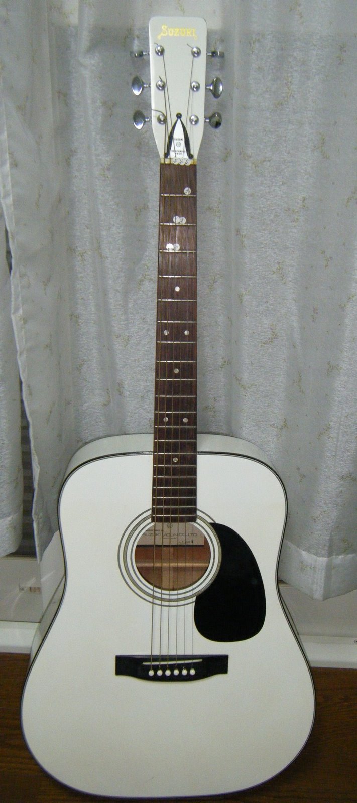 [白いギター.JPG]