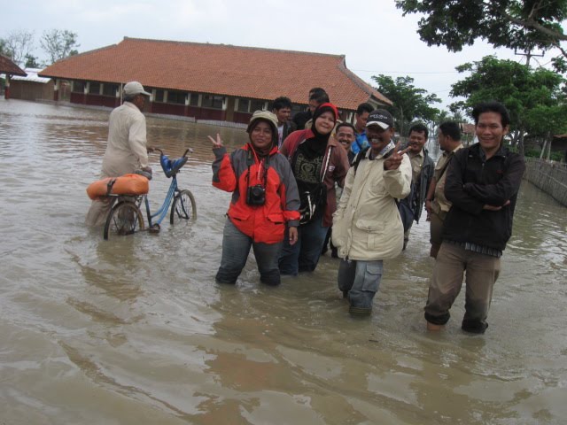 [Banjir+Tambaksumur,+Tirtajaya-786942.JPG]