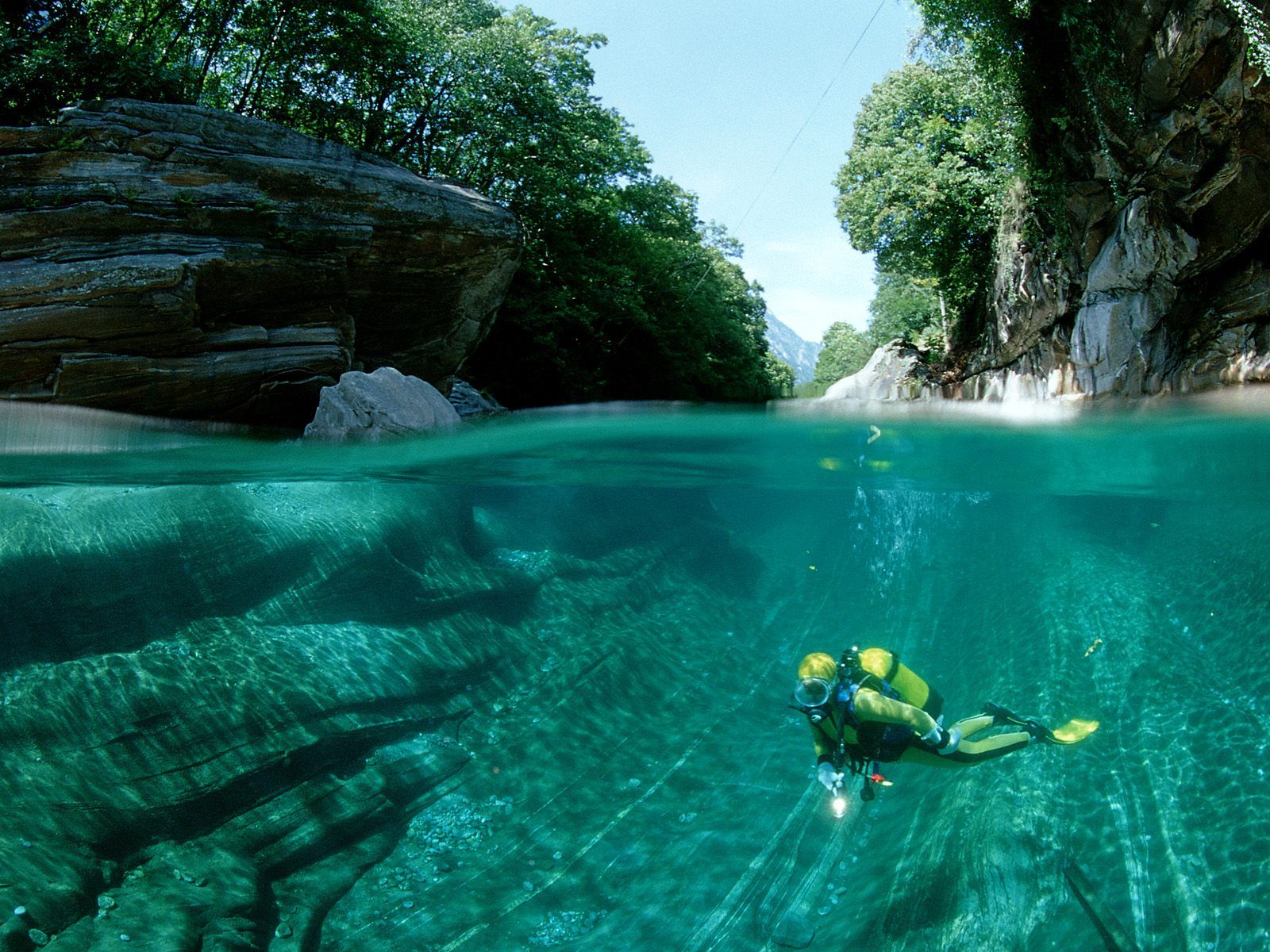 http://4.bp.blogspot.com/_HVsAuLRob2g/TGadN0dk0xI/AAAAAAAAADc/5hGbi1cE1hY/s1600/Scuba%2BDiving%2Bin%2Ba%2BFreshwater%2BRiver,%2BVerzasca%2BValley,%2BSwitzerland.jpg