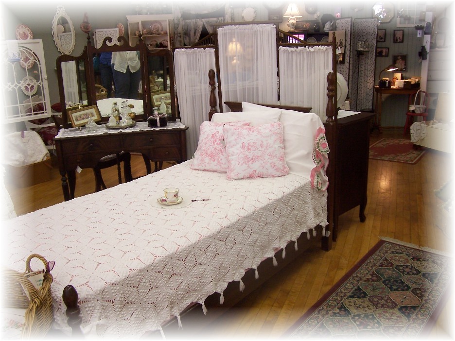 [wm+lee+antique+store+bed.jpg]