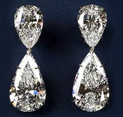 Harry Winston has earned the reputation of being the ‘jeweler to the celebs’. Located at the House of Winston at Beverly Hills, California, Harry is in a habit of designing and lending jewelry worth thousands of dollars to the star making presence in Oscars. Following the custom, In 2006 the House of Winston shaped an ultra-elite pair of ‘Extraordinary Diamond Drop Earrings’ festooned with two pear-shaped diamonds of 60.1 carats fixed in a platinum form. The pricey pair of earrings is retailed at $8.5 million. Harry Winston has earned the reputation of being the ‘jeweler to the celebs’. Located at the House of Winston at Beverly Hills, California, Harry is in a habit of designing and lending jewelry worth thousands of dollars to the star making presence in Oscars. Following the custom, In 2006 the House of Winston shaped an ultra-elite pair of ‘Extraordinary Diamond Drop Earrings’ festooned with two pear-shaped diamonds of 60.1 carats fixed in a platinum form. The pricey pair of earrings is retailed at $8.5 million.