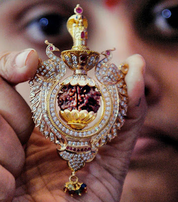 One Mukhi Rudraksha is associated with Godhood, supreme truth and attainment of eternity. Considered as the best among all Rudrakshas of all faces, the power of Lord Shankar resides in it.Here is a displayed diamond-studded ‘Ek Mukhi’ rudraksha, retailed at Rs41 lakh, in a show organized in Chennai .The very feel of One Mukhi Rudraksha takes one away from worldly affairs towards the God. His mind begins to concentrate on the Supreme Element i.e. Partattva Dharana cha jayate Tatprakashnam. Thus the people who have the urge to discover Aatma Tattva must wear “Ek Mukhi Rudraksha.” One Mukhi Rudraksha is associated with Godhood, supreme truth and attainment of eternity. Considered as the best among all Rudrakshas of all faces, the power of Lord Shankar resides in it.Here is a displayed diamond-studded ‘Ek Mukhi’ rudraksha, retailed at Rs41 lakh, in a show organized in Chennai .The very feel of One Mukhi Rudraksha takes one away from worldly affairs towards the God. His mind begins to concentrate on the Supreme Element i.e. Partattva Dharana cha jayate Tatprakashnam. Thus the people who have the urge to discover Aatma Tattva must wear “Ek Mukhi Rudraksha.”