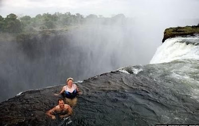 最危險的游泳池 魔鬼池 - 辛巴威維多利亞瀑布頂端 最危險的游泳池 魔鬼池