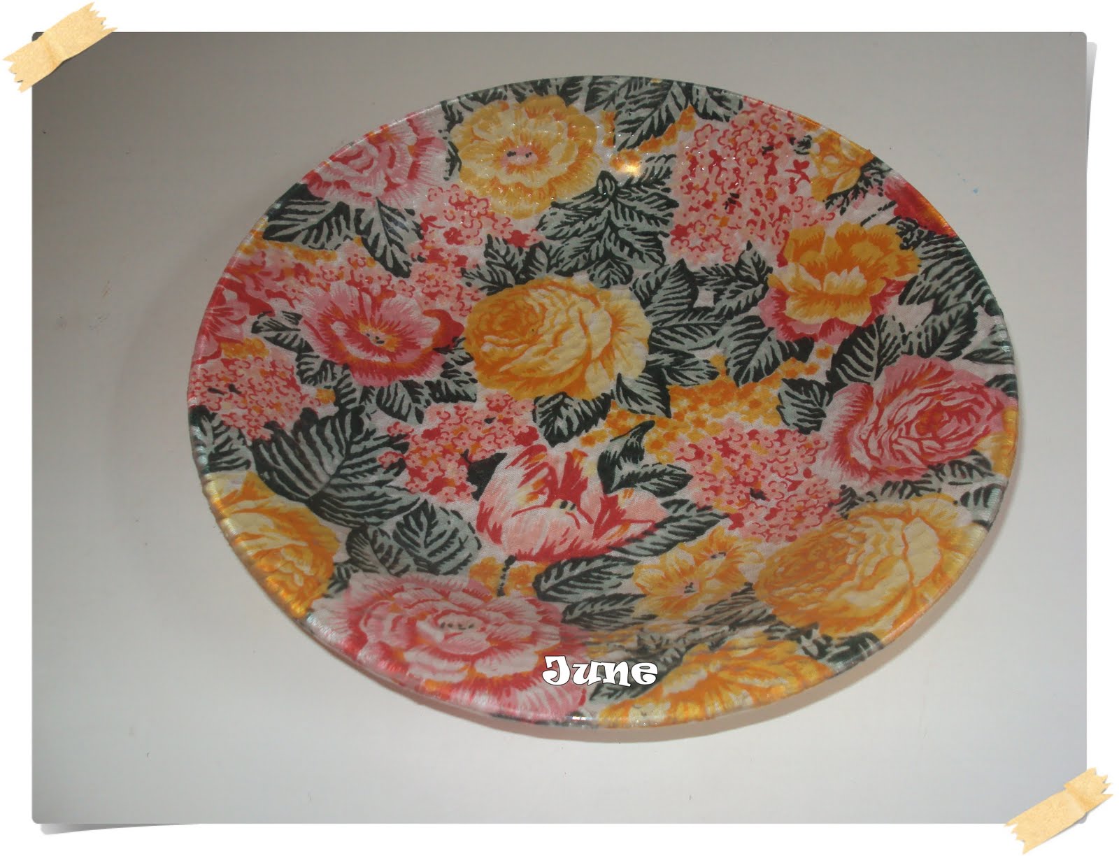 June e Arte Passo a Passo Decoupage com Tecido em prato de VIDRO