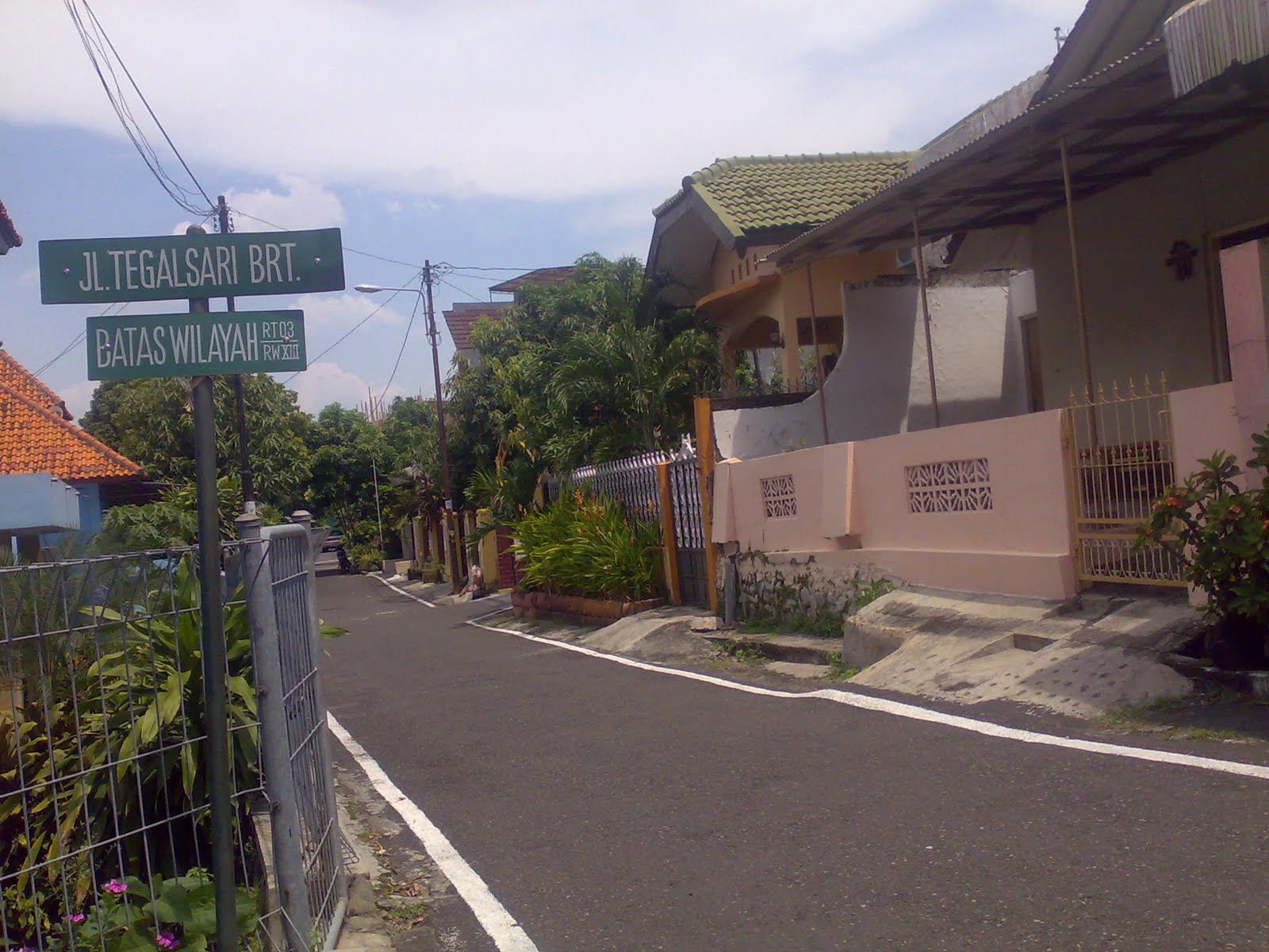 Kembangmangkok: Nyapu Latar (Menyapu Halaman Rumah)