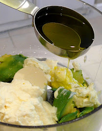 Mchanganyiko wa parachichi/avocado, mafuta ya olive, mayonaizi na limao