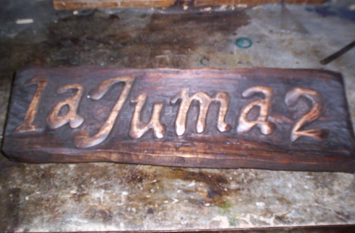Letrero tallado en madera cedro