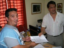 Miguel Vale entregando petitorio a Sr Cantero.