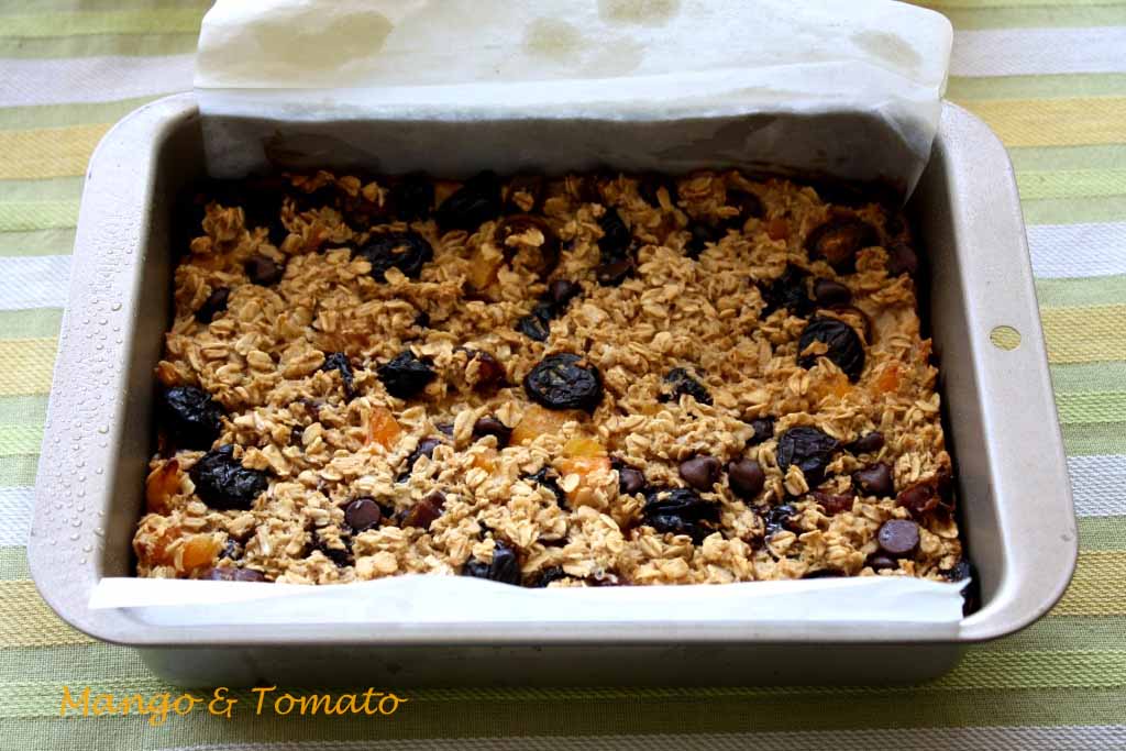 Mango & Tomato Oatmeal Breakfast Bars with Dried Fruit