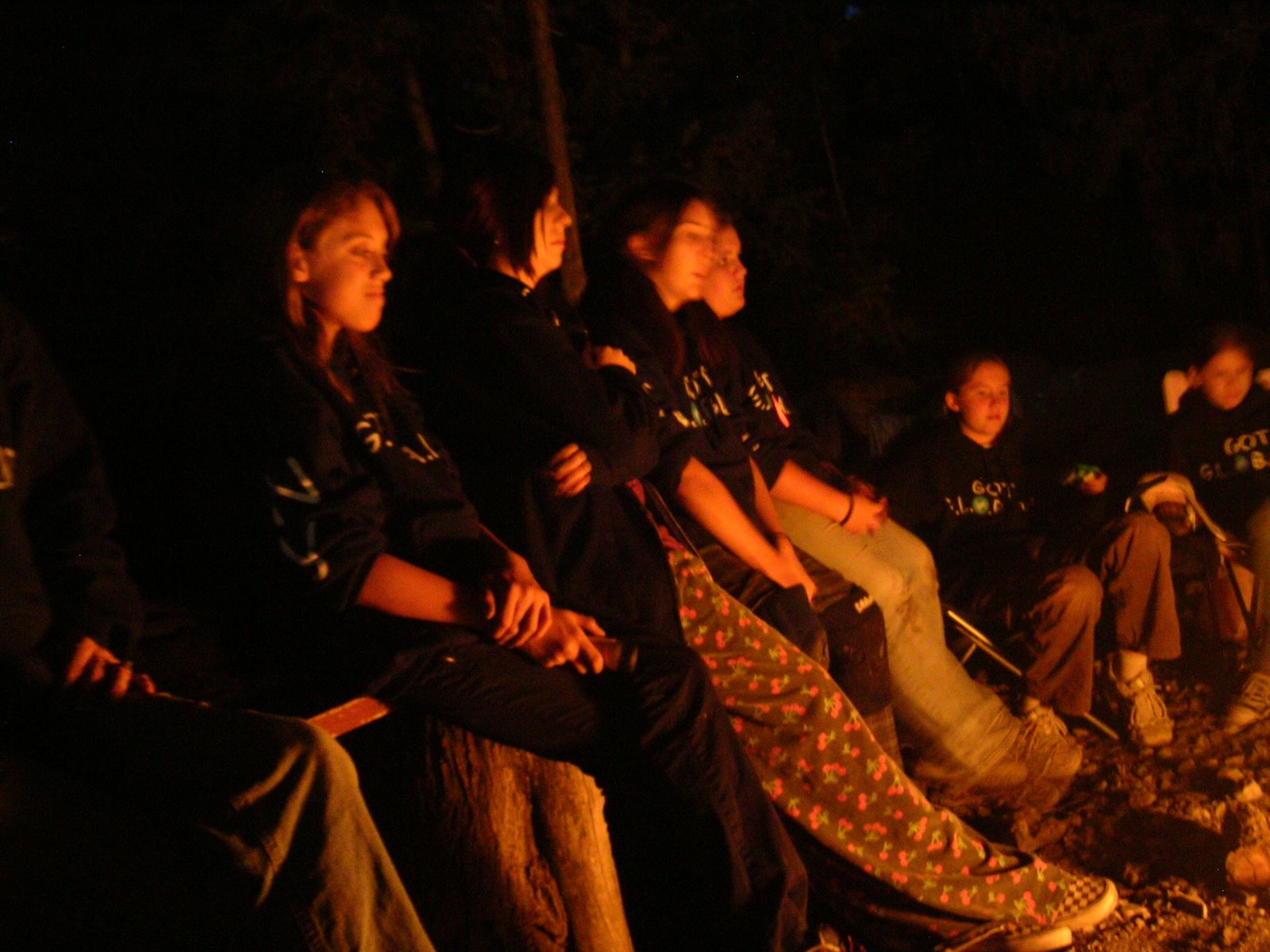 [around+the+fire_camp2007.JPG]