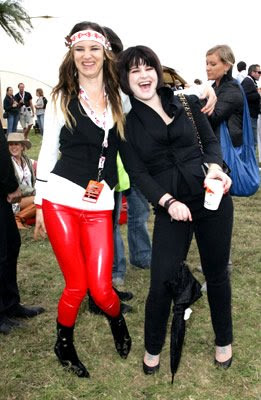 Juliette Lewis con pantalones de vinilo y Kelly Osborne