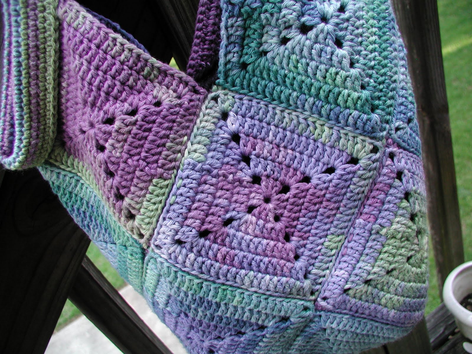 Fiddlesticks - My crochet and knitting ramblings.: Granny Square Purse