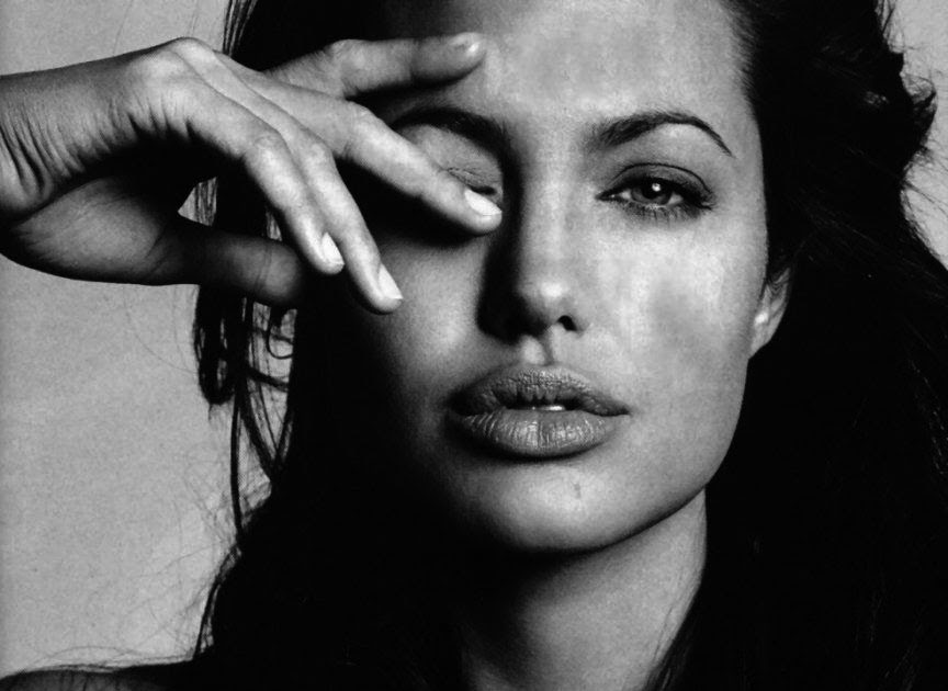 Jolie black-white pics. 