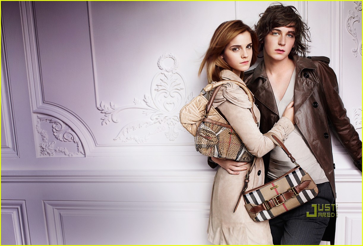 http://4.bp.blogspot.com/_HslT5Q46KcM/TC3rppbGBGI/AAAAAAAAADs/7sQe77XZvtk/s1600/emma-watson-burberry-spring-summer-2010-campaign-09.jpg