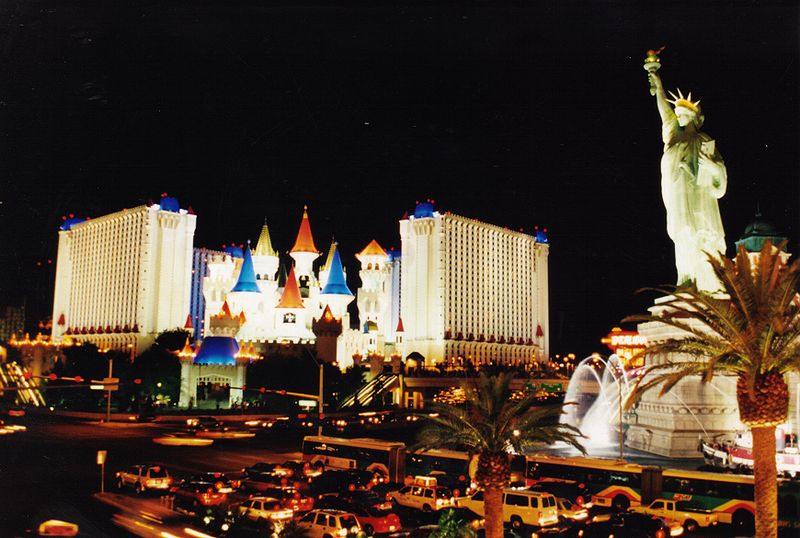 [800px-Excalibur_Liberty_Statue_Las_Vegas.jpg]
