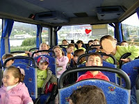 niños en el bus