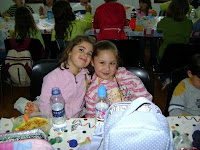 Antía y Lucía comiendo